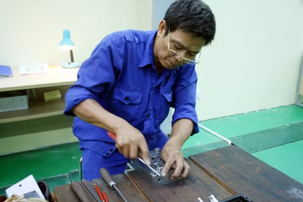 Làm khuôn đúc vỏ điện thoại di động. (Ảnh minh họa: T.H/Vietnam+)