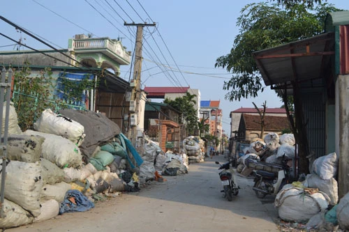 Vui, buồn &quot;làng rác&quot;