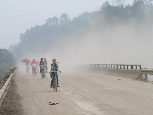 Người dân Vũ Quang (Hà Tĩnh) tắc thở vì bụi công trường