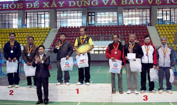 Đại diện BTC trao giải cho các VĐV lứa tuổi 51 - 55 đoạt giải Đại diện BTC trao giải cho các VĐV lứa tuổi 51 - 55 đoạt giải