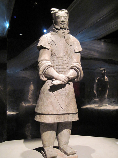 Những chiến binh đất nung được tìm thấy với nhiệm vụ canh giữ lăng mộ của vị Hoàng đế đầu tiên của Trung Quốc. Những chiến binh đất nung được tìm thấy với nhiệm vụ canh giữ lăng mộ của vị Hoàng đế đầu tiên của Trung Quốc.