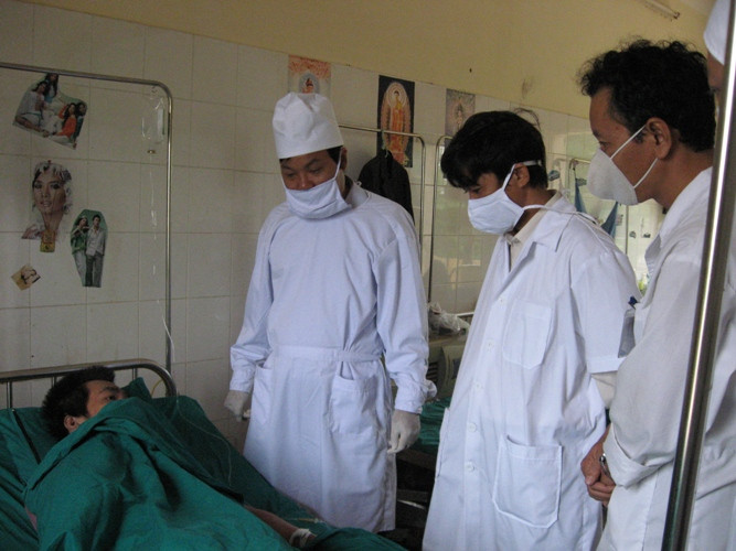 Nhân viên ngành CTXH thường xuyên tiếp xúc với các đối tượng yếu thế (Trong ảnh: Các bác sĩ thăm bệnh nhân HIV/AIDS ở Bệnh viện 09 Hà Nội) ảnh: Hoàng Đan