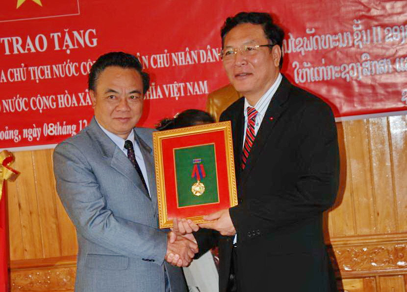 Trao huân chương của tình hữu nghị