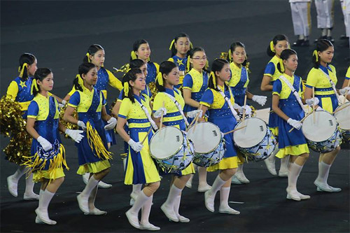 Những thiếu nữ chủ nhà tham gia diễu hành cùng đoàn thể thao các nước. Những thiếu nữ chủ nhà tham gia diễu hành cùng đoàn thể thao các nước.