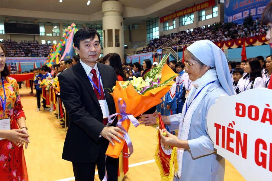 Ban chỉ đạo cùng Ban tổ chức tặng hoa... Ban chỉ đạo cùng Ban tổ chức tặng hoa...