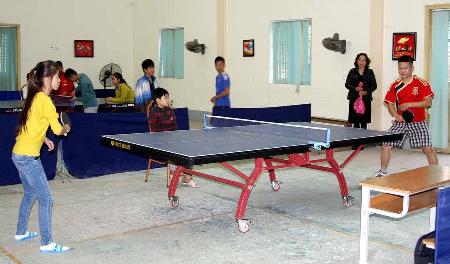 Vũ Đại Thắng (trái) và các VĐV khuyết tật của đoàn Thái Nguyên tích cực luyện tập chuẩn bị cho Hội thi