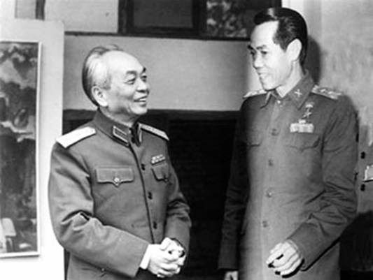 Đại tướng Võ Nguyên Giáp và đồng chí Phạm Xuân Ẩn trong dịp đ/c nhận danh hiệu Anh hùng. Ảnh tư liệu