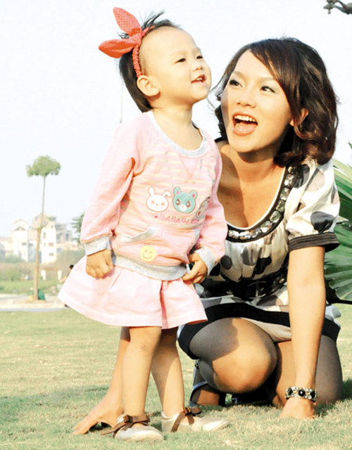 Ca sỹ Thái Thuỳ Linh hạnh phúc bên con. Ca sỹ Thái Thuỳ Linh hạnh phúc bên con.