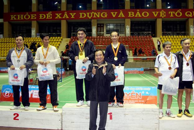 Thứ trưởng Bộ GD&ĐT Trần Quang Quý trao huy chương cho các VĐV lứa tuổi trên 50 g