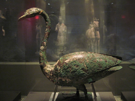 Hình ảnh khu vực khai quật với gần 2000 bức tượng đất sét hình các quan văn, quan võ, binh lính và ngựa. Hình ảnh khu vực khai quật với gần 2000 bức tượng đất sét hình các quan văn, quan võ, binh lính và ngựa.