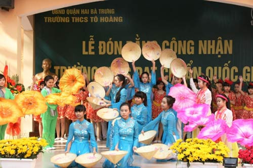 Tiết mục văn nghệ của GV và HS Trường THCS Tô Hoàng (Hà Nội) Tiết mục văn nghệ của GV và HS