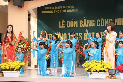 Tiết mục văn nghệ của GV và HS Tiết mục văn nghệ của GV và HS