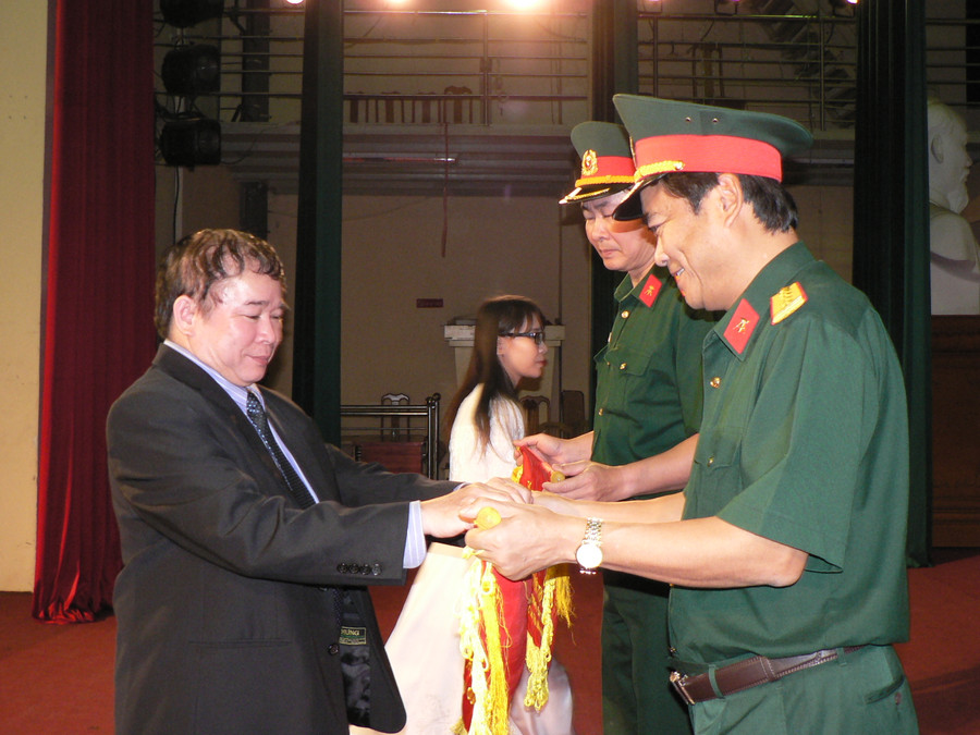 Thứ trưởng Bộ GD-ĐT ghi nhận sự đóng góp, hỗ trợ của các đơn vị tài trợ.