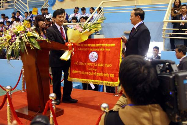 Thay mặt Ban chỉ đạo, ông Ngũ Duy Anh tặng cờ lưu niệm cho đơn vị đăng cai j