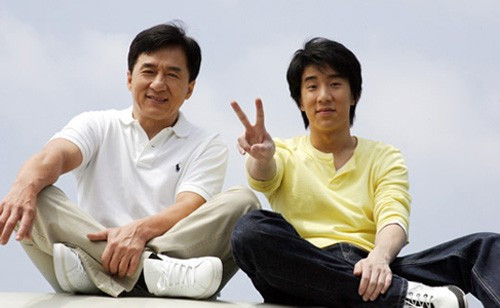 Phùng Tổ Danh – con trai của Thành Long vốn nổi tiếng sát gái và “yêu nhiều”. Anh thường xuyên lui tới các câu lạc bộ đêm để giải khuây. Cánh phóng viên từng bắt gặp cảnh Phùng Tổ Danh và bạn gái âu yếm công khai trong các câu lạc bộ đêm. Phùng Tổ Danh – con trai của Thành Long vốn nổi tiếng sát gái và “yêu nhiều”. Anh thường xuyên lui tới các câu lạc bộ đêm để giải khuây. Cánh phóng viên từng bắt gặp cảnh Phùng Tổ Danh và bạn gái âu yếm công khai trong các câu lạc bộ đêm.