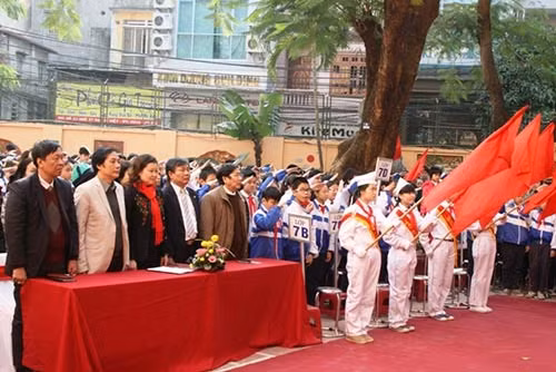 Các đại biểu thực hiện nghi thức chào cờ