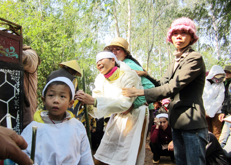 Mẹ con chị Lý khóc ngất trong đám tang chồng Mẹ con chị Lý khóc ngất trong đám tang chồng