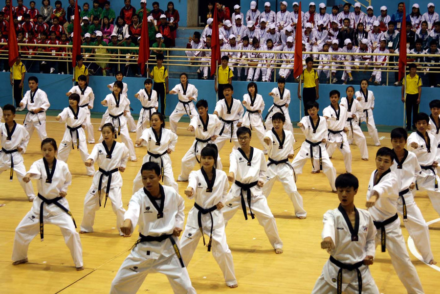 Kết thúc lễ khai mạc là những màn múa, hát và biểu diễn võ thuật hết sức đặc sắc, ấn tượng của hàng trăm em HS tỉnh Thái Nguyên Kết thúc lễ khai mạc là những màn múa, hát và biểu diễn võ thuật hết sức đặc sắc, ấn tượng của hàng trăm em HS tỉnh Thái Nguyên