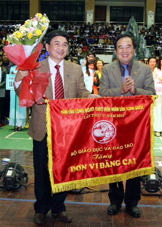 Thứ trưởng Bộ GD&ĐT Trần Quang Quý tặng cờ, hoa lưu niệm cho đơn vị đăng cai