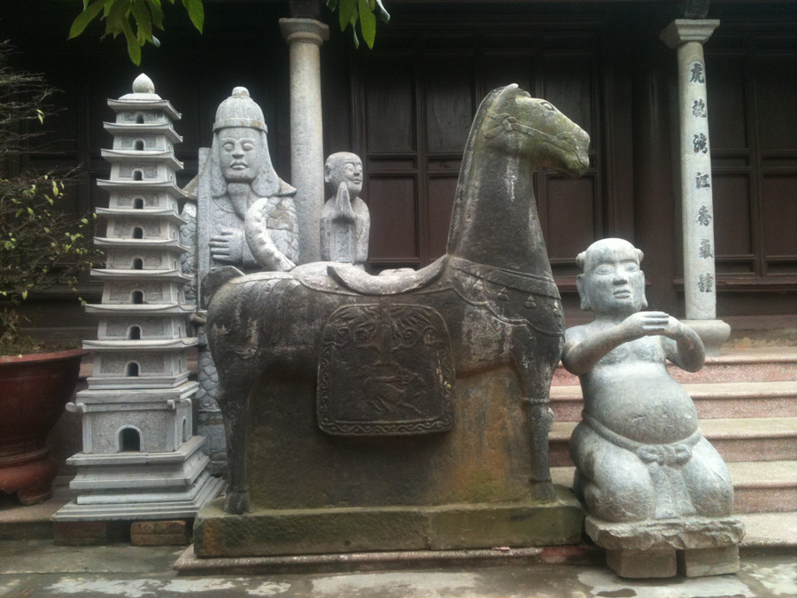 Một góc “Nhà triển lãm cá nhân” của ông Dương Phú Hiến