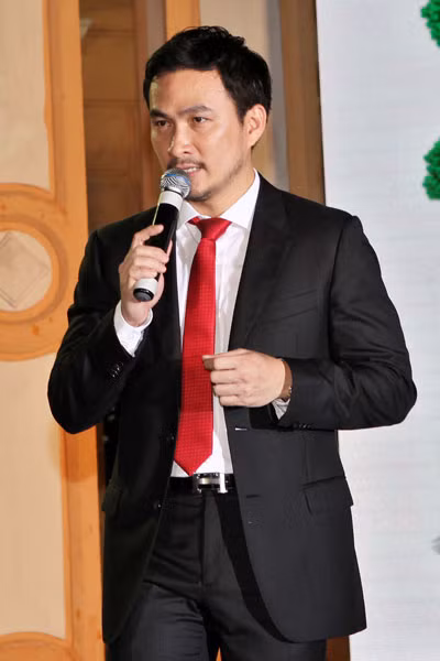 Chi Bảo thuyết phục quan khách với màn thuyết trình ngắn gọn về ý nghĩa của chương trình.