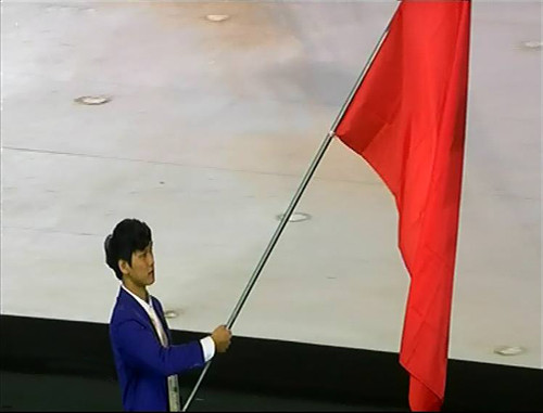 Kình ngư Hoàng Quý Phước cầm cờ dẫn đầu Đoàn thể thao Việt Nam tiến vào trung tâm sân vận động. Kình ngư Hoàng Quý Phước cầm cờ dẫn đầu Đoàn thể thao Việt Nam tiến vào trung tâm sân vận động.