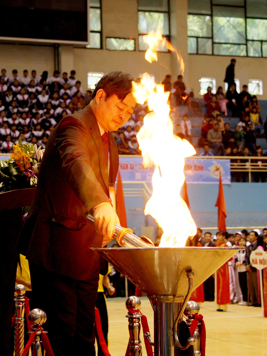 Ông Nhữ Văn Tâm – Trưởng BTC - thắp sáng đài lửa Hội thi Ông Nhữ Văn Tâm – Trưởng BTC - thắp sáng đài lửa Hội thi