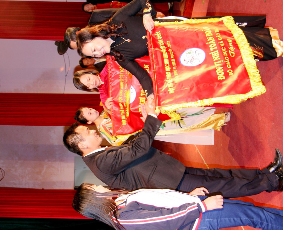 Thứ trưởng Nguyễn Thị Nghĩa trao cờ lưu niệm và chúc mừng đoàn Hà Nội và Thái Bình đoạt giải Nhì toàn đoàn Thứ trưởng Nguyễn Thị Nghĩa trao cờ lưu niệm và chúc mừng đoàn Hà Nội và Thái Bình đoạt giải Nhì toàn đoàn