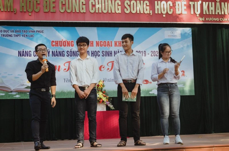 Học sinh Trường THPT Yên Lạc, Vĩnh Phúc nghe tư vấn cách học giỏi