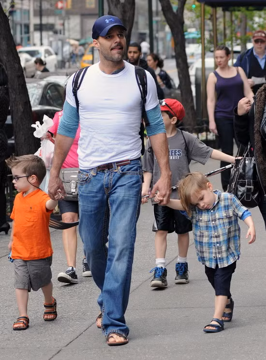 Ricky Martin đưa hai con đi dạo cùng người tình ảnh 4