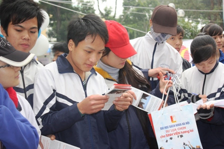 Tìm hiểu thông tin trước kỳ tuyển sinh 2012. Ảnh: gdtd.vn