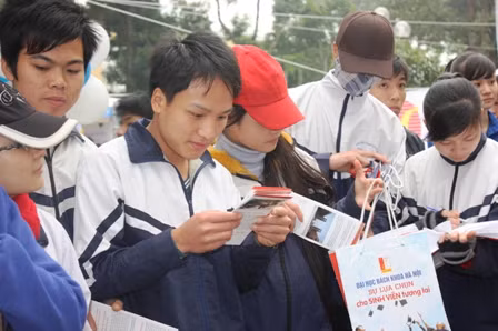 Tìm hiểu thông tin trước kỳ tuyển sinh 2012. Ảnh: gdtd.vn