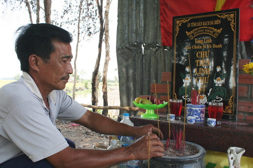 Anh Tư Tờ bên miếu