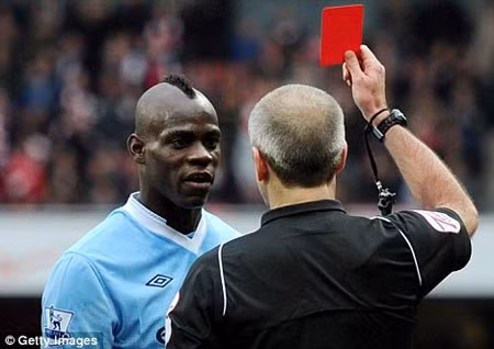 Mario Balotelli vừa nhận án phạt cấm thi đấu 3 trận cho chiếc thẻ đỏ nhận trong trận đấu với Arsenal Mario Balotelli vừa nhận án phạt cấm thi đấu 3 trận cho chiếc thẻ đỏ nhận trong trận đấu với Arsenal