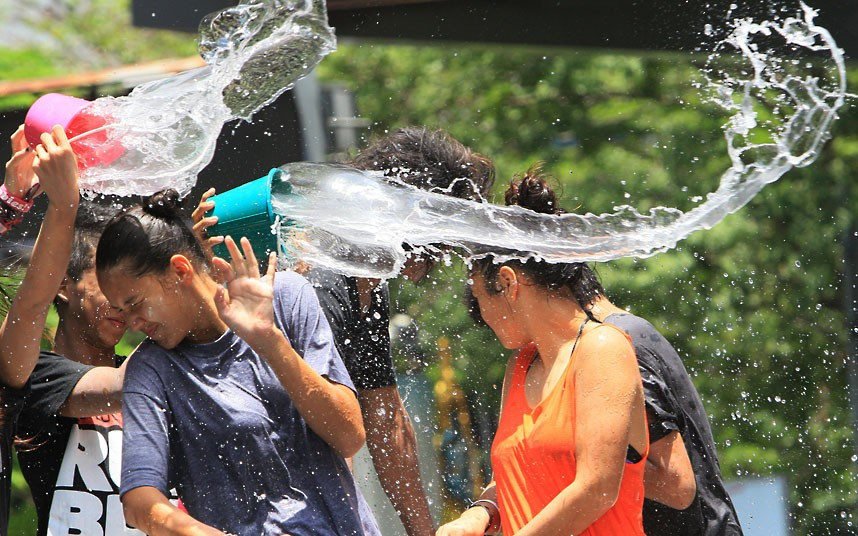 Những hình ảnh ấn tượng trong tuần ảnh 8 Women try to dodge water as they celebrate the Songkran water festival, or Thai New Year, in Bangkok