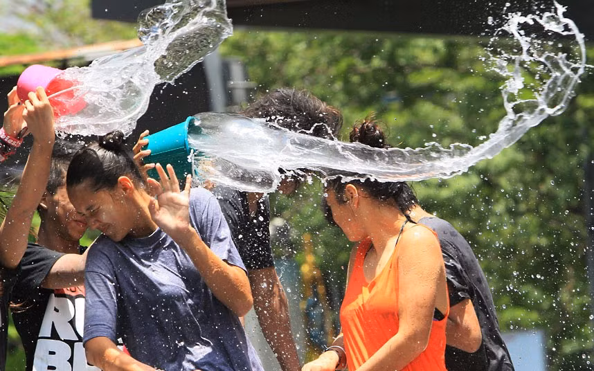 Những hình ảnh ấn tượng trong tuần ảnh 8 Women try to dodge water as they celebrate the Songkran water festival, or Thai New Year, in Bangkok