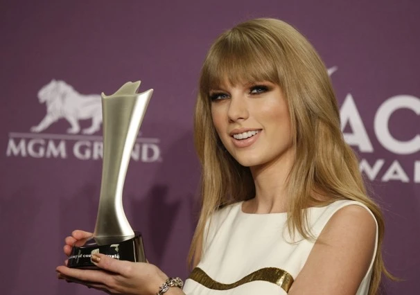 Taylor Swift tiếp tục là &quot;Nghệ sỹ của năm&quot; tại ACM Awards 2012