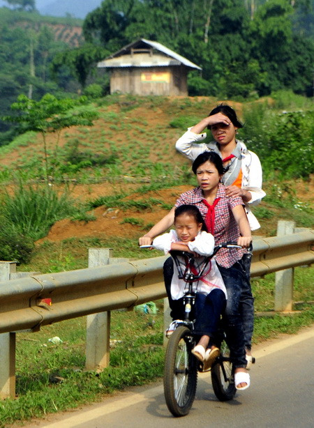 Một nhóm học sinh vùng cao Sơn La đi học về.