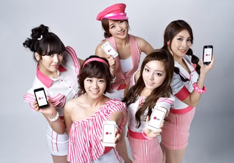 Bi hài hai tay… nhiều "súng"