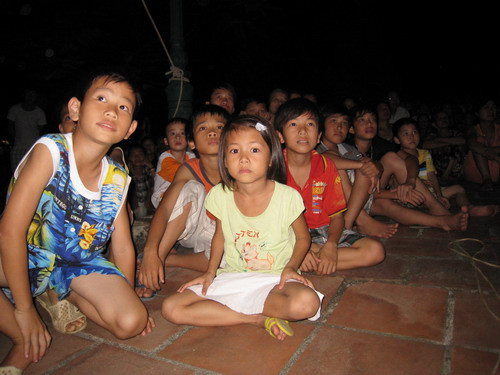 Buổi chiếu phim thu hút nhiều bạn trẻ, học sinh đến xem.