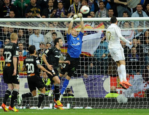 Đội hình tiêu biểu vòng 31 La Liga: Dấu ấn Messi, vắng bóng Ronaldo ảnh 1 Vicente Guaita đã từ chối hàng tá các cơ hội của đội chủ nhà