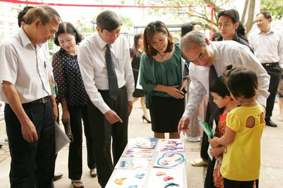 Các đại biểu thăm quan trường và sản phẩm nghệ thuật trưng bày của các em học sinh 