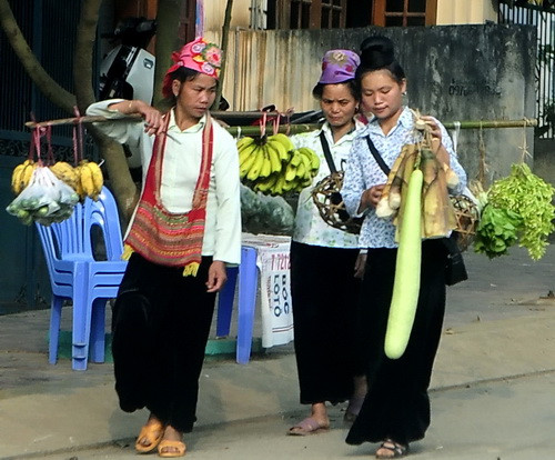 QL 6 qua thành phố Sơn La, có thể bắt gặp những thiếu nữ Thái duyên dáng mang sản vật ra chợ
