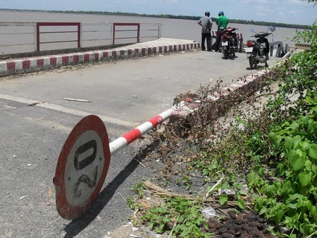 Tan hoang bến phà hàng chục tỷ đồng