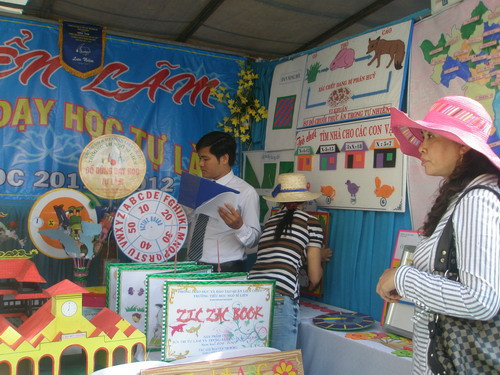 ĐDDH tự làm ở khối mẫu giáo đòi hỏi các cô giáo phải có sự khéo léo, tỉ mỉ, màu sắc cũng phải bắt mắt và phải đảm bảo an toàn cho bé ĐDDH tự làm ở khối mẫu giáo đòi hỏi các cô giáo phải có sự khéo léo, tỉ mỉ, màu sắc cũng phải bắt mắt và phải đảm bảo an toàn cho bé