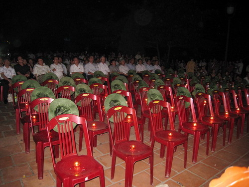 Ảnh 2: Những ngón nến được thắp lên tượng trưng cho linh hồn những chiến sĩ đã anh dũng hi sinh.