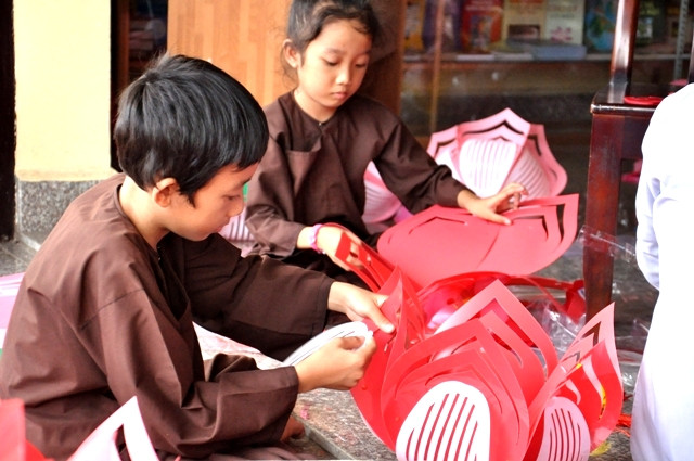 Các em nhỏ ở Bình Dương chuẩn bị cho Đại lễ Phật Đản 