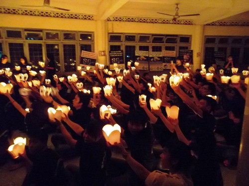 Lung linh ánh nến trong Giờ Trái đất