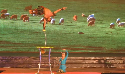 Tiết mục xiếc của đoàn Mông Cổ