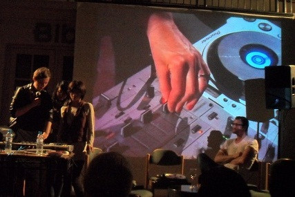 Hai khán giả trẻ có cơ hội được trãi nghiệm cảm giác trở thành nghệ sĩ âm thanh